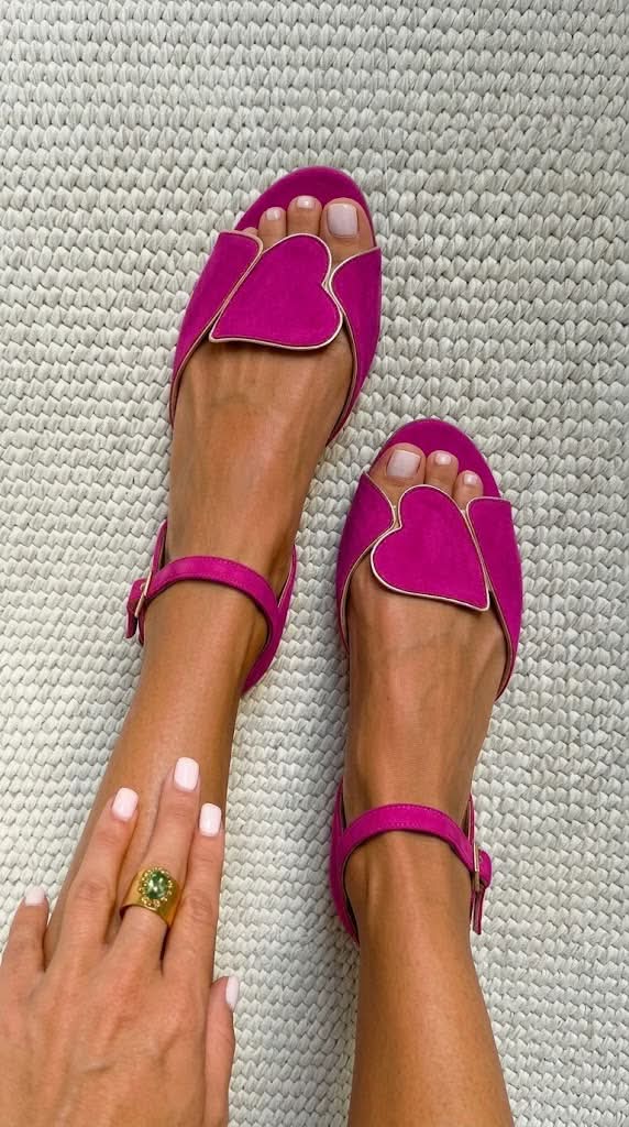 Rosa Sandalen mit offener Spitze, Knöchelriemen und Herzmotiv